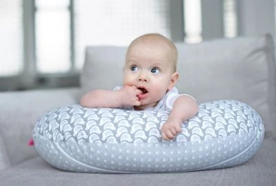 Motherhood Stillkissen Inkl. Abnehmbarem Bezug, Ergonomisch - Quadrate Apricot 7 Motherhood Stillkissen Inkl. Abnehmbarem Bezug, Ergonomisch - Quadrate Apricot – Bild 5