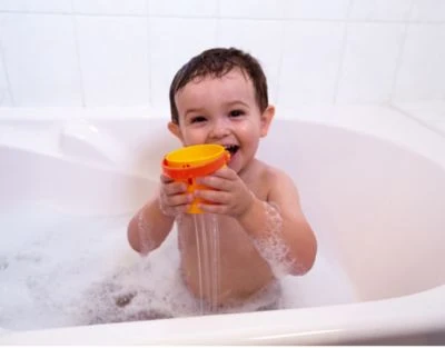 Janod Badespielzeug Wasserlauf-Eimer (5 Stück) 8 Janod Badespielzeug Wasserlauf-Eimer (5 Stück) – Bild 6