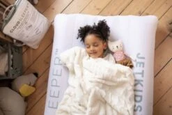 JETKIDS By STOKKE JetKids™ By Stokke® CloudSleeper™ Aufblasbares Reisebett -Baby Lieferungen Geschäft 24947713 02