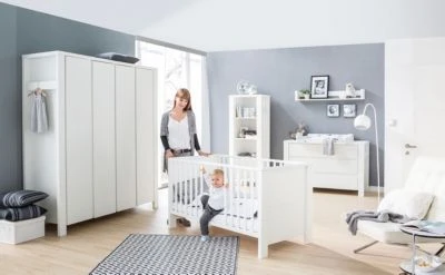 Schardt Komplett Kinderzimmer Milano Weiß, 3-tlg.(Kombi-Kinderbett 70x140, Umbauseiten, Extra Breiter Wickelkommode Mit Wickelaufsatz Und Kleiderschrank 4-trg.), Buche Teilmassiv, Weiß 4 Schardt Komplett Kinderzimmer Milano Weiß, 3-tlg.(Kombi-Kinderbett 70x140, Umbauseiten, Extra Breiter Wickelkommode Mit Wickelaufsatz Und Kleiderschrank 4-trg.), Buche Teilmassiv, Weiß – Bild 2